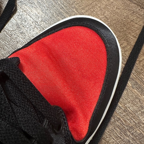 Nike Black and Red Sneakers - Picture 5 of 8